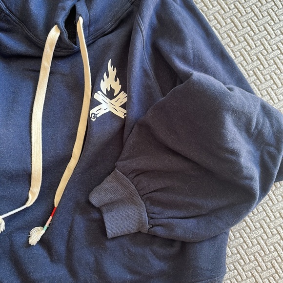 Oversized crop WildFox navy bonfire and booze hoodie. Size small but fits as M. - Picture 6 of 7